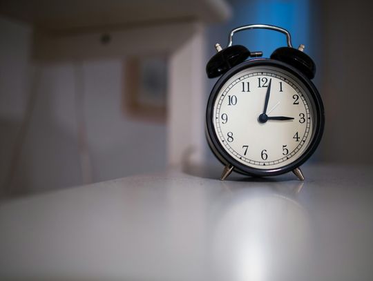 Wskazówki do tyłu! W ten weekend śpimy o godzinę dłużej