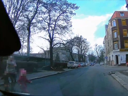 Wybiegła zza autobusu tuż na nadjeżdżające auto. Dziewczynka była pod opieką mamy [WIDEO]