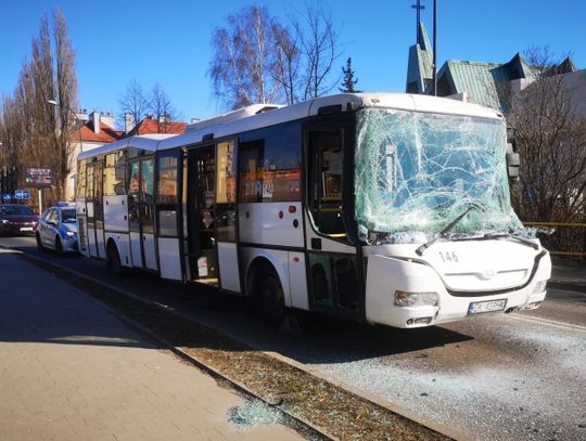 Wypadek na ulicy Batorego. Autobus zderzył się z TIR-em