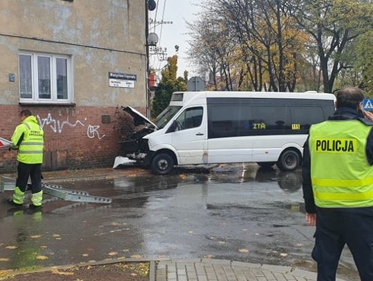 Wypadek przy ulicy Wandy, bus zderzył się z samochodem osobowym! [ZDJĘCIA]