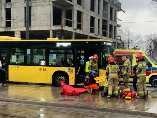 Wypadek w centrum Chorzowa. Kobieta została potrącona przez autobus