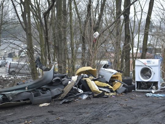 Wyrzuca śmieci ze skarpy. Mieszkańcy mają dość