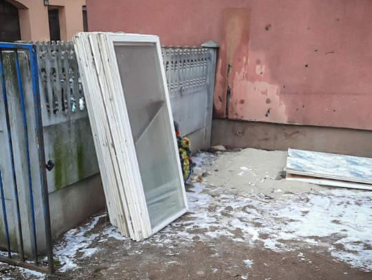 Wyrzucił odpady obok śmietników. Nie uniknął mandatu