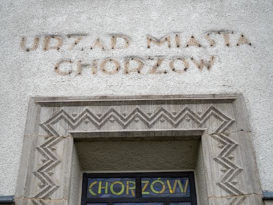 Z elewacji Urzędu Miasta odpadł fragment napisu. Konieczny był pilny demontaż