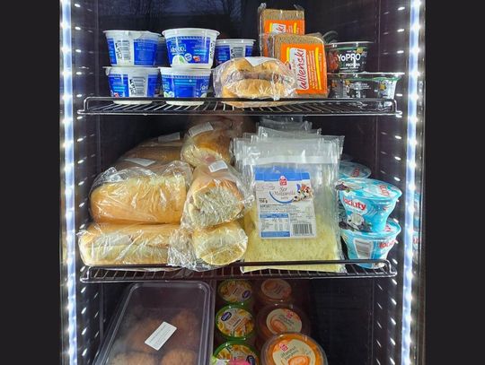 Za dużo jedzenia? Zostaw je w specjalnej lodówce i podziel się z innymi