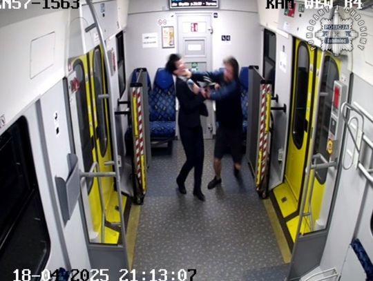 Zaatakował konduktorkę. Teraz szuka go policja