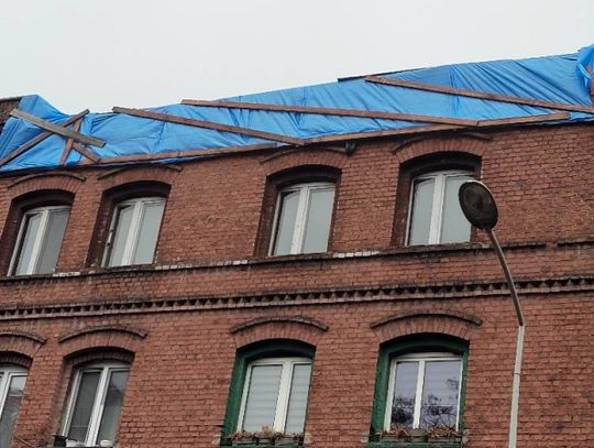 Zabezpieczono uszkodzoną ścianę kamienicy przy ulicy Farnej. Trwa proces mający na celu odtworzenie zawalonego elementu