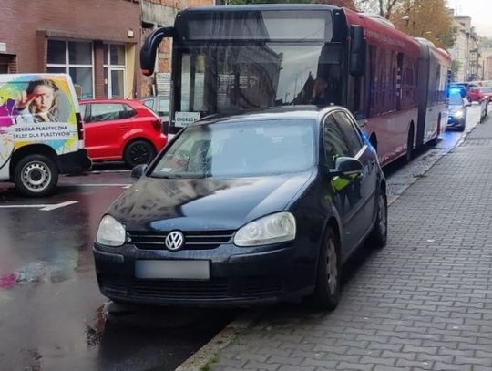 Zablokowała drogę, nie mógł przejechać autobus. Parkowanie w tym miejscu kosztowało ją 500 zł