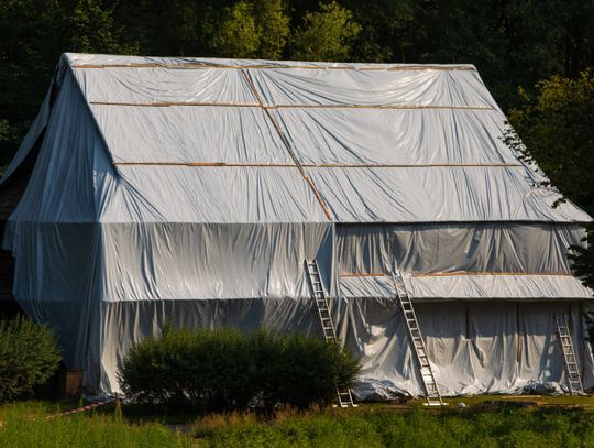Zafoliowano Spichlerz z Bujakowa. Dlaczego?