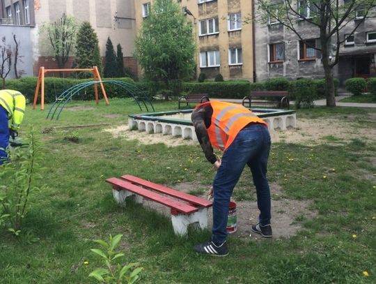 Zakład Komunalny PGM pomaga najuboższym dzięki programowi "Praca za czynsz". Ze wsparcia skorzystało już ponad 400 osób
