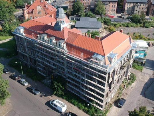 Zakończono remont dachu zabytkowego ratusza w Chorzowie Batorym. Miasto pochyli się nad przyszłością obiektu