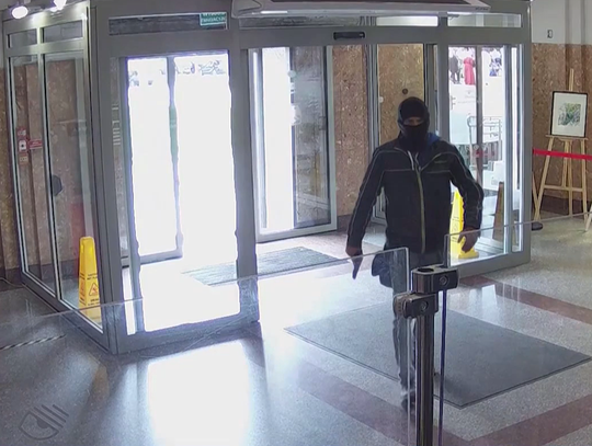 Zamaskowany mężczyzna z pistoletem-zabawką w centrum miasta