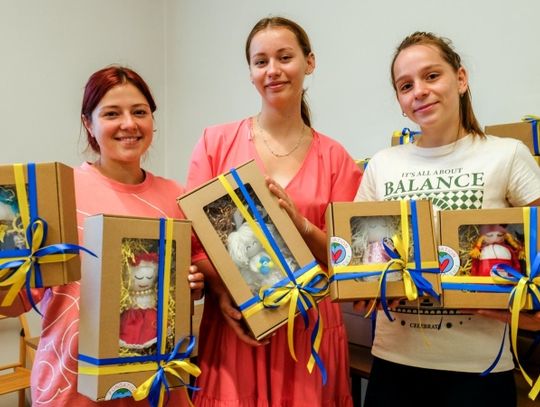 Zawodniczki Galiczanki Lwów wspierają Ukrainę szyjąc szmaciane laleczki [ZDJĘCIA]