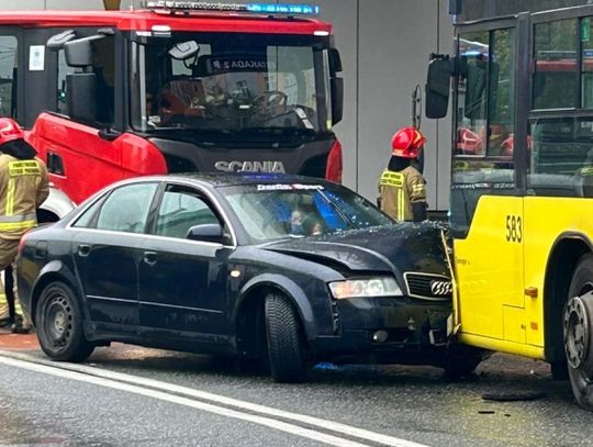 Zderzenie osobówki z autobusem [ZDJĘCIA]