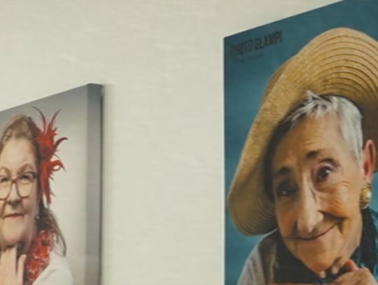 Zdjęcia seniorów zamiast dekoracji w remontowanym ZOL-u w Świętochłowicach