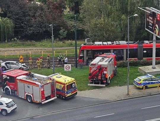 Zignorował znak "stop" i wjechał pod tramwaj