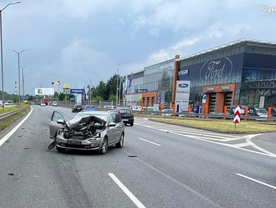 Zmiana pasa doprowadziła do stłuczki. Najpierw na DTŚ, później na Parkowej