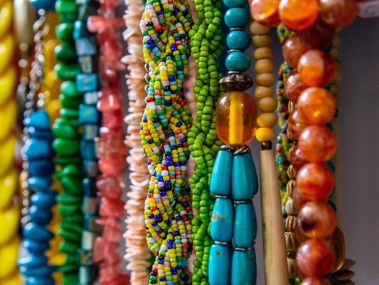 Znalazłeś w szafie niepotrzebne rzeczy? Oddaj je do Charity Shopu!