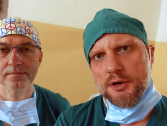 Znany vloger odwiedził chorzowskich lekarzy... w Rwandzie!