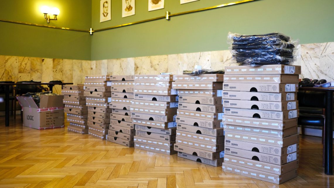 71 laptopów trafiło do kolejnych uczniów 71 laptopów trafiło do kolejnych uczniów