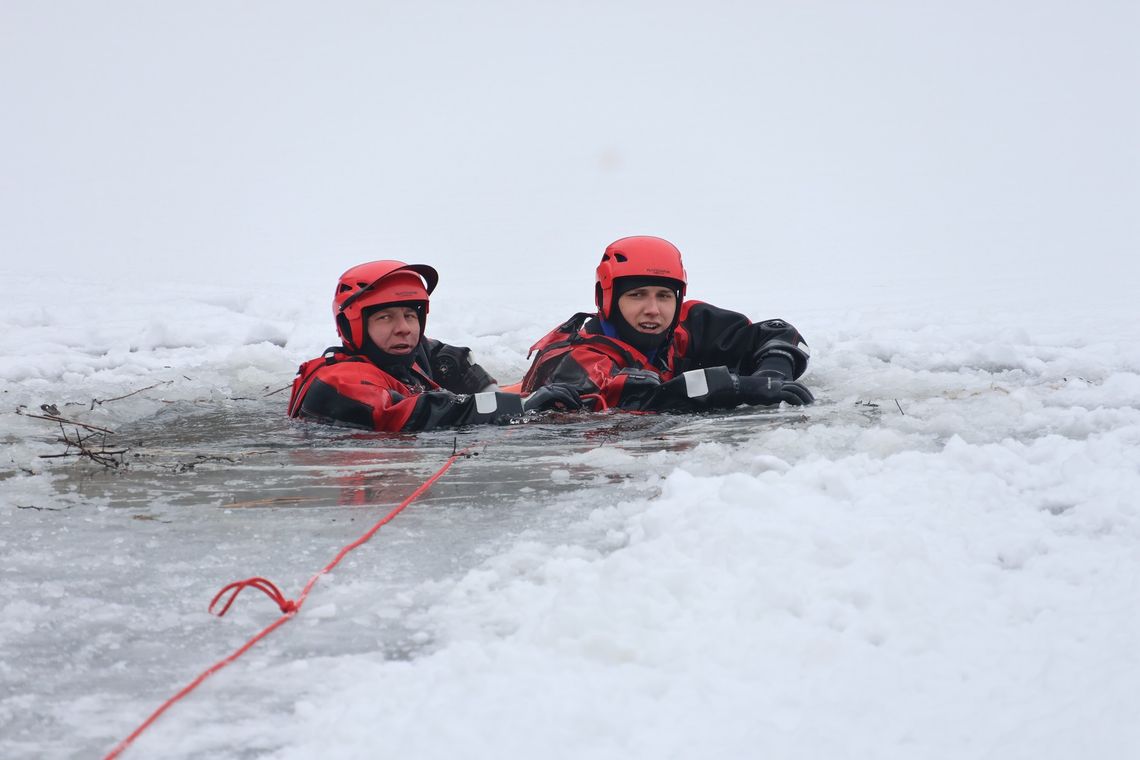 Akcja ratunkowa na lodzie w Dolinie Górnika. Spokojnie, to tylko ćwiczenia! Akcja ratunkowa na lodzie w Dolinie Górnika. Spokojnie, to tylko ćwiczenia!