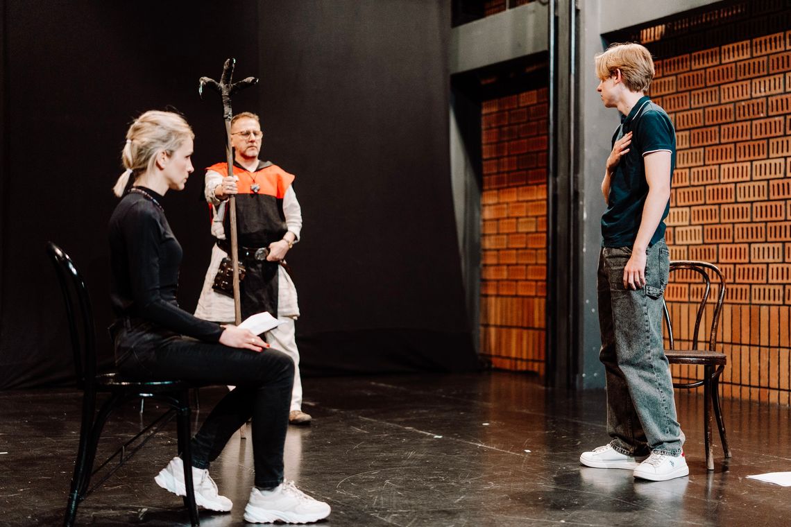 Amatorzy na scenie i znany pisarz w roli reżysera, czyli październikowa premiera w Teatrze Rozrywki