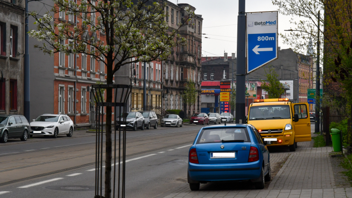 Autobus uderzył w zaparkowany samochód. Kilka osób trafiło do szpitala [ZDJĘCIA]