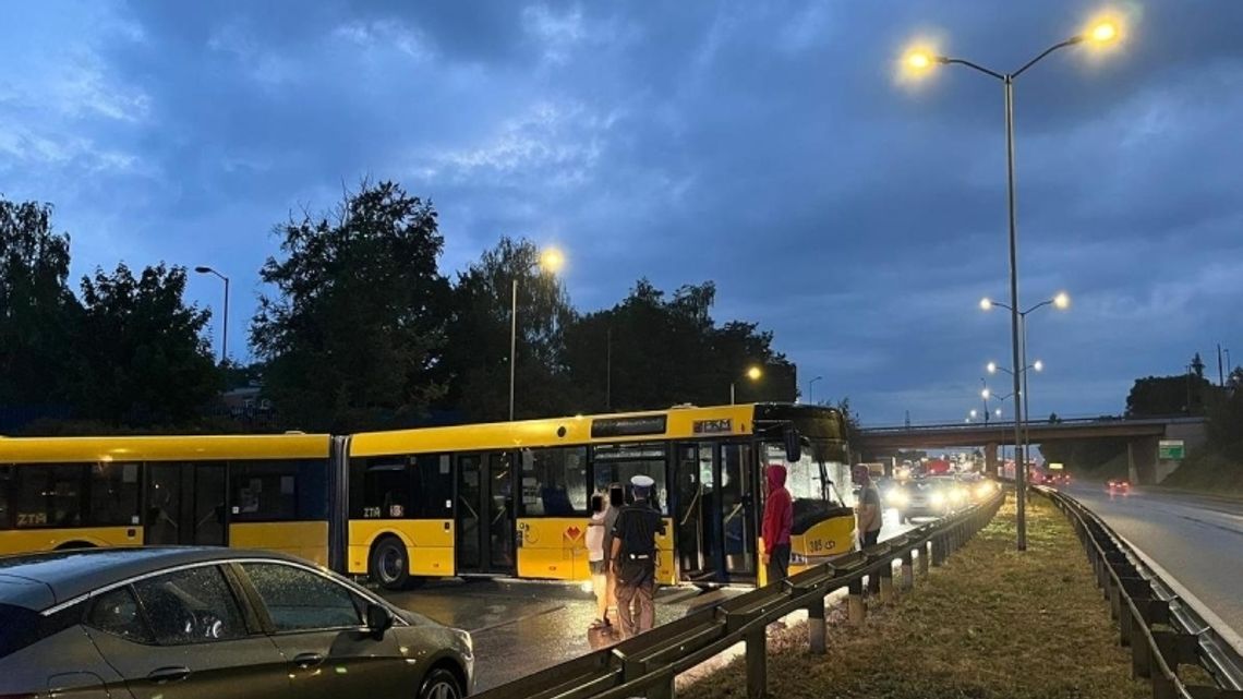 Autobus zablokował DTŚ-kę. Kierowca jechał "pod prąd"