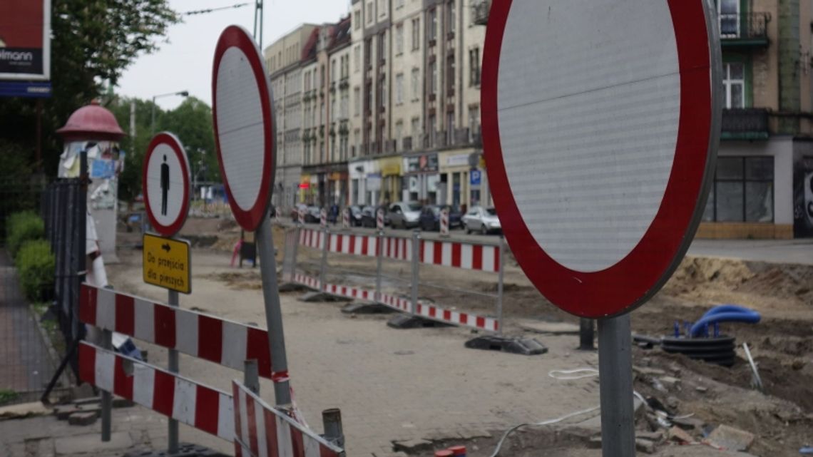 Awaria sieci wodociągowej przy ulicy Cmentarnej. Zamknięto fragment ulicy Awaria sieci wodociągowej przy ulicy Cmentarnej. Zamknięto fragment ulicy