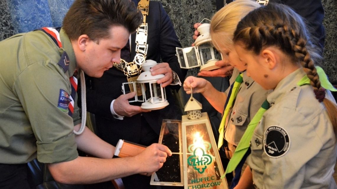 Betlejemskie Światło Pokoju dotarło do urzędu miasta