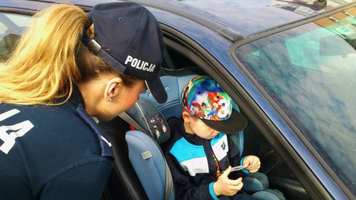 Bezpieczeństwo najmłodszych podczas jazdy samochodem. Policja przypomina o przepisach dotyczących przewozu dzieci