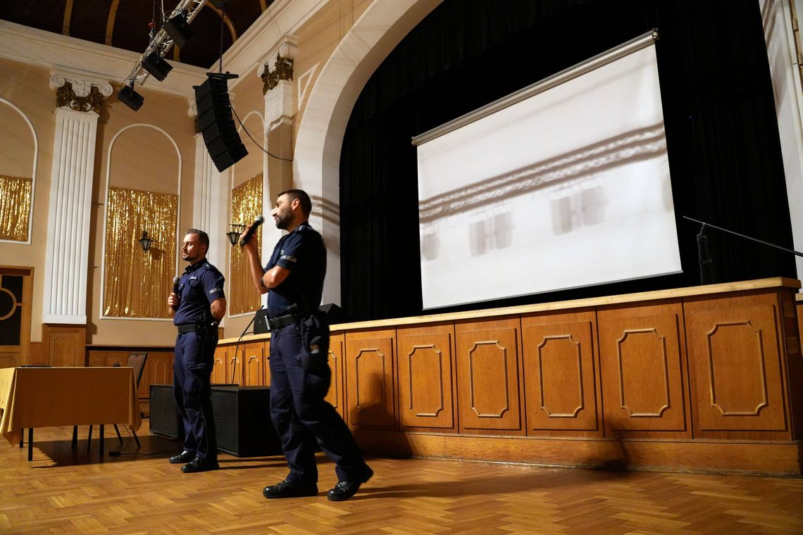 Bezpieczny senior w Chorzowie. Policjanci i farmaceutka z wizytą w MDK Batory