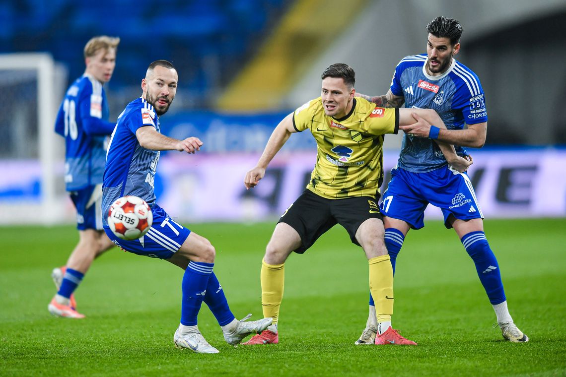 Bezradny Ruch w starciu z Wieczystą Kraków. Niebiescy przegrali po golach Paulinho i Semedo Bezradny Ruch w starciu z Wieczystą Kraków. Niebiescy przegrali po golach Paulinho i Semedo