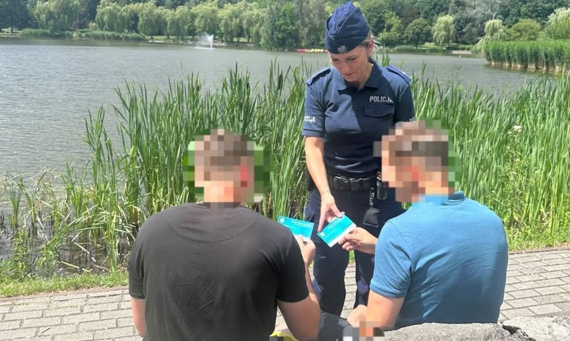 Bilety na basen zamiast mandatu. Policjanci ze Świętochłowic znaleźli sposób na niebezpieczne kąpiele Bilety na basen zamiast mandatu. Policjanci ze Świętochłowic znaleźli sposób na niebezpieczne kąpiele