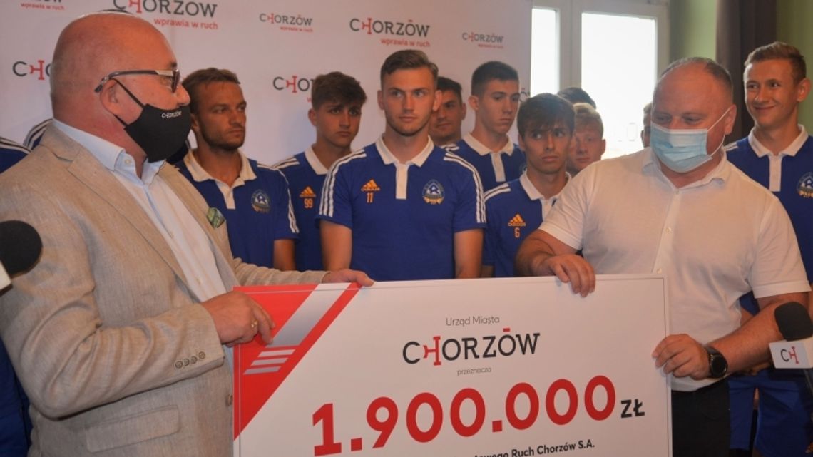 Blisko 2 miliony złotych dla Ruchu. Piłkarze z wizytą u prezydenta Blisko 2 miliony złotych dla Ruchu. Piłkarze z wizytą u prezydenta