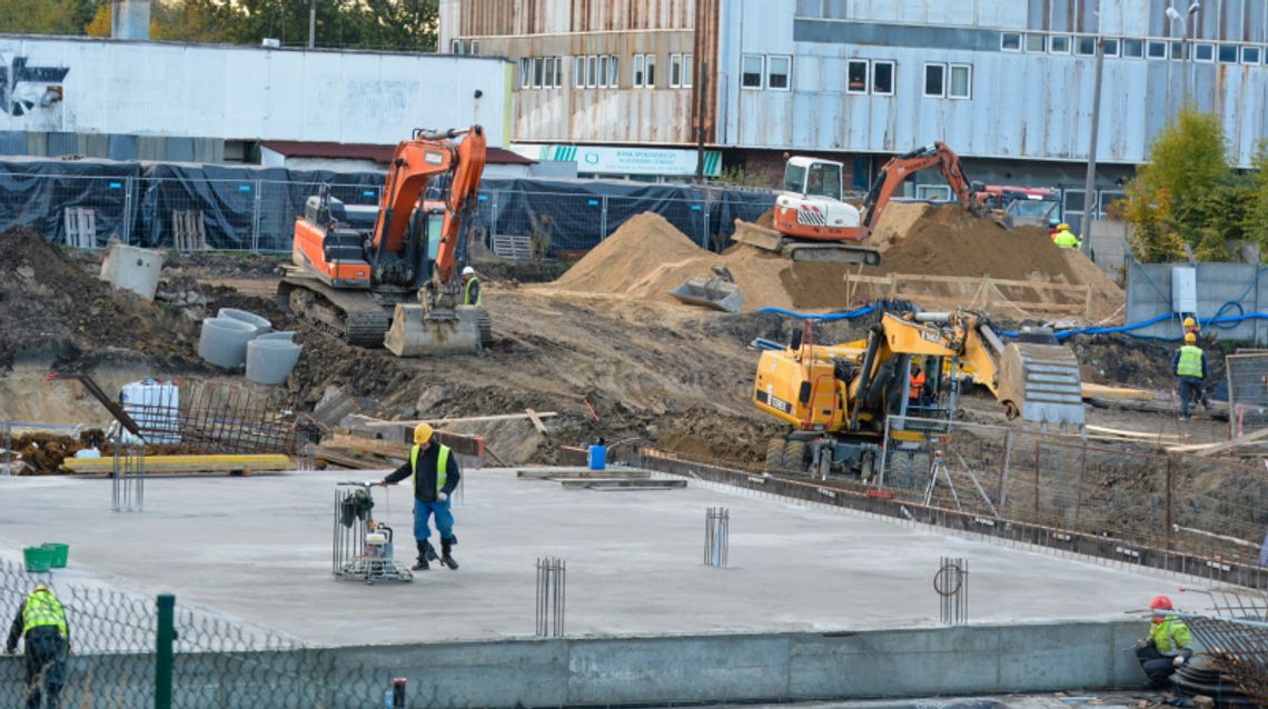 Całonocne, głośne prace budowlane przy ulicy Kościuszki 83! Kilkadziesiąt interwencji policji!