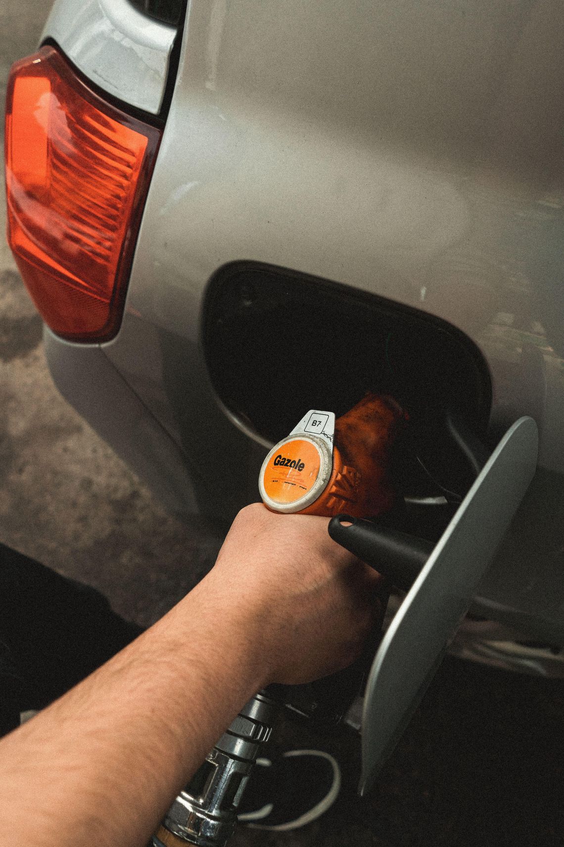 Ceny paliw na 28 października. Benzyna z niższym limitem, diesel drożeje Tankowanie samochodu na stacji paliw – zdjęcie ilustracyjne