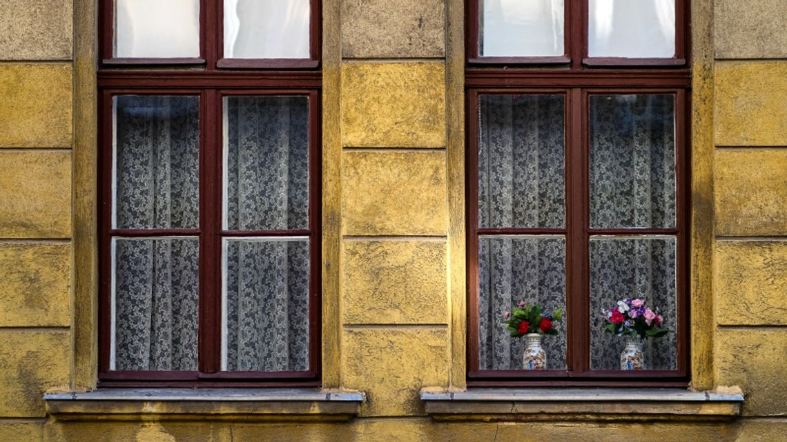 Chciał wyskoczyć z okna. Uratowali go policjanci