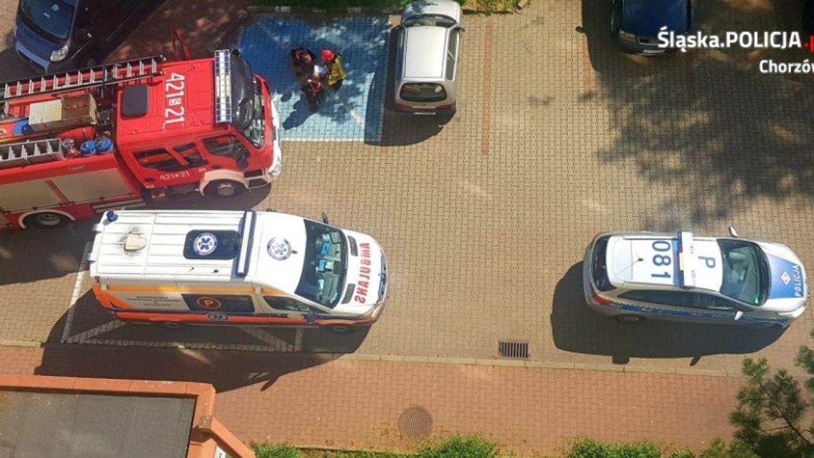 Chciała skoczyć z dachu, zdążyli w ostatniej chwili