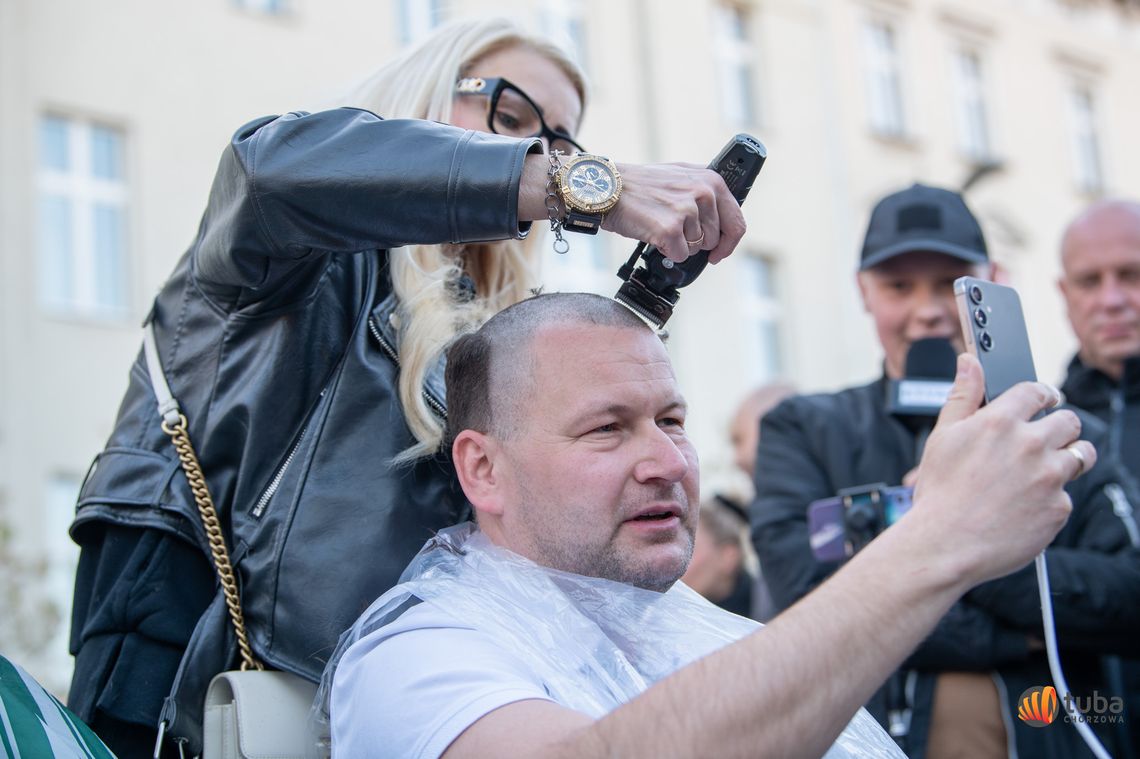 Chorzów w walce z rakiem! Ponad 100 osób zgoliło włosy, a Polska zebrała rekordowe miliony