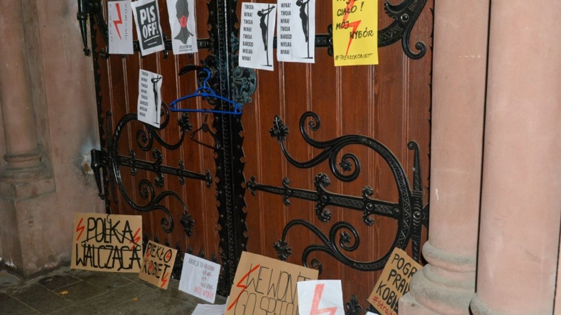 Chorzowianki spacerują w ramach protestu. "Nie poddamy się", "Kobieta decyduje o sobie", "Rząd nie ciąża da się usunąć". Zobaczcie jakie hasła jeszcze można było obejrzeć wczoraj.