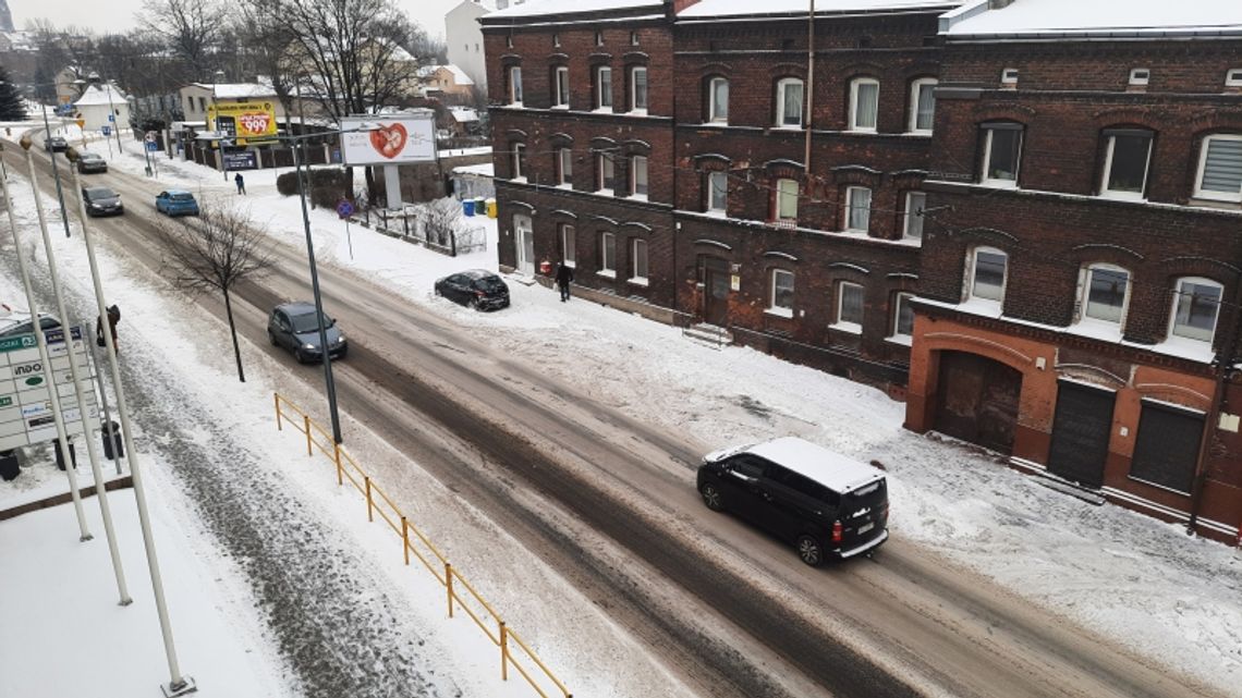Chorzowscy drogowcy robią co mogą. Temperatura oraz opady nie ułatwiają pracy