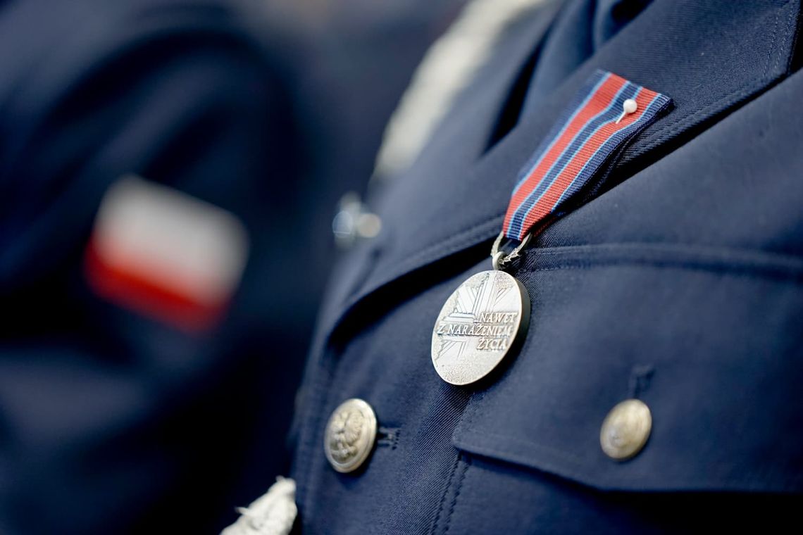 Chorzowscy policjanci odznaczeni medalem. "Za mundurem stoją ludzie gotowi nieść pomoc nawet w najbardziej wymagających sytuacjach"