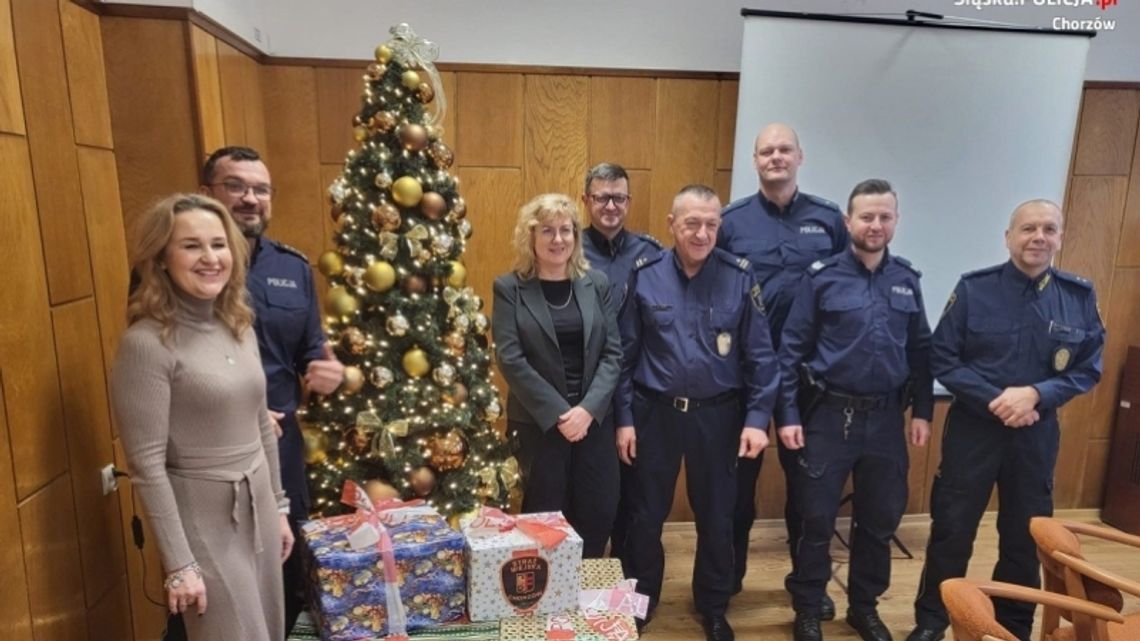 Chorzowscy policjanci rozdali świąteczne prezenty [ZDJĘCIA]