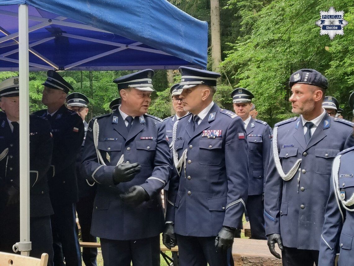 Chorzowscy policjanci wyróżnieni. "Ich odwaga, zaangażowanie i gotowość do niesienia pomocy zostały docenione" Chorzowscy policjanci wyróżnieni. "Ich odwaga, zaangażowanie i gotowość do niesienia pomocy zostały docenione"