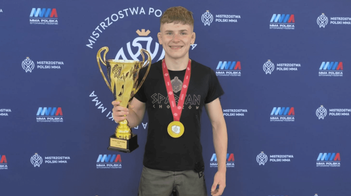 Paweł Smolnik z pucharem i medalem Mistrzostw Polski MMA