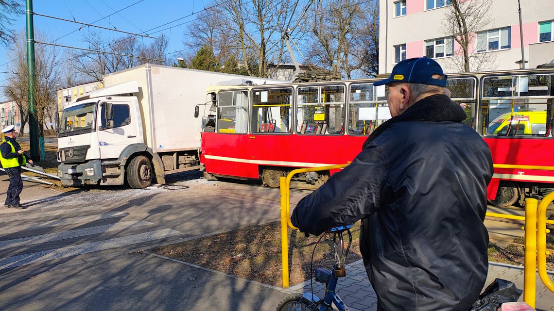 Ciężarówka zderzyła się z tramwajem. Zablokowany ruch, trzy osoby w szpitalu