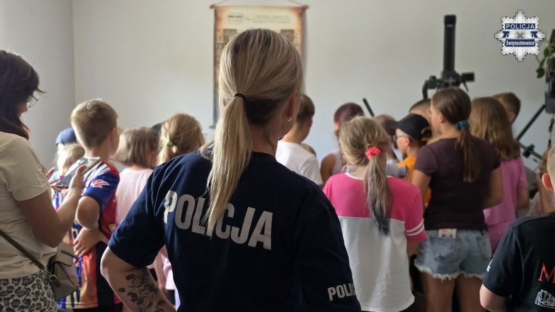 Co dzieje się za drzwiami komendy? Dzieci z półkolonii odwiedziły świętochłowicką policję Co dzieje się za drzwiami komendy? Dzieci z półkolonii odwiedziły świętochłowicką policję