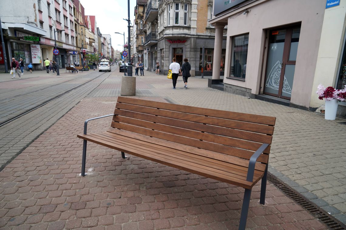 Co sądzisz o nowych ławkach na “Wolce”? Miasto chce poznać Twoją opinie
