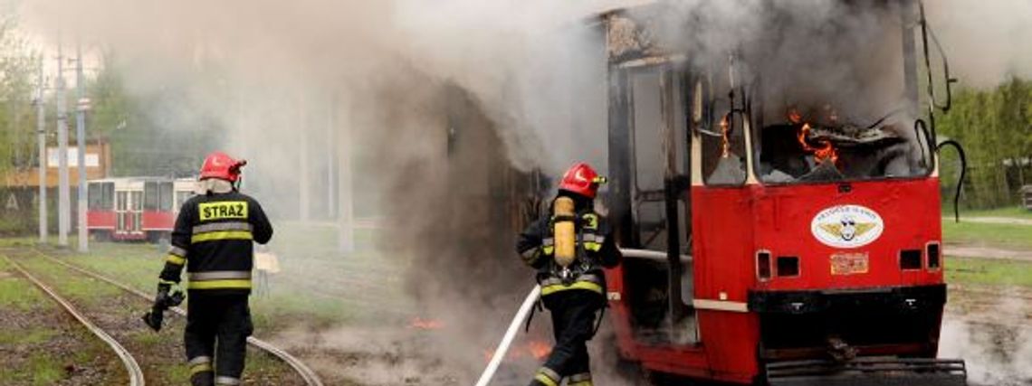 Ćwiczenia służb ratunkowych: pożar tramwaju i ewakuacja budynku